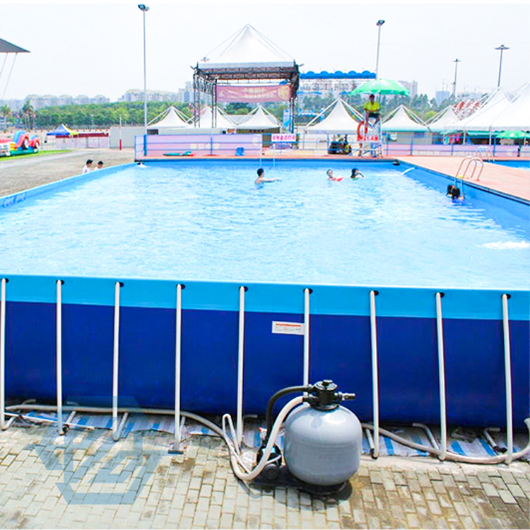 Verão ao ar livre acima do solo grande piscina com estrutura de metal com filtro e escada