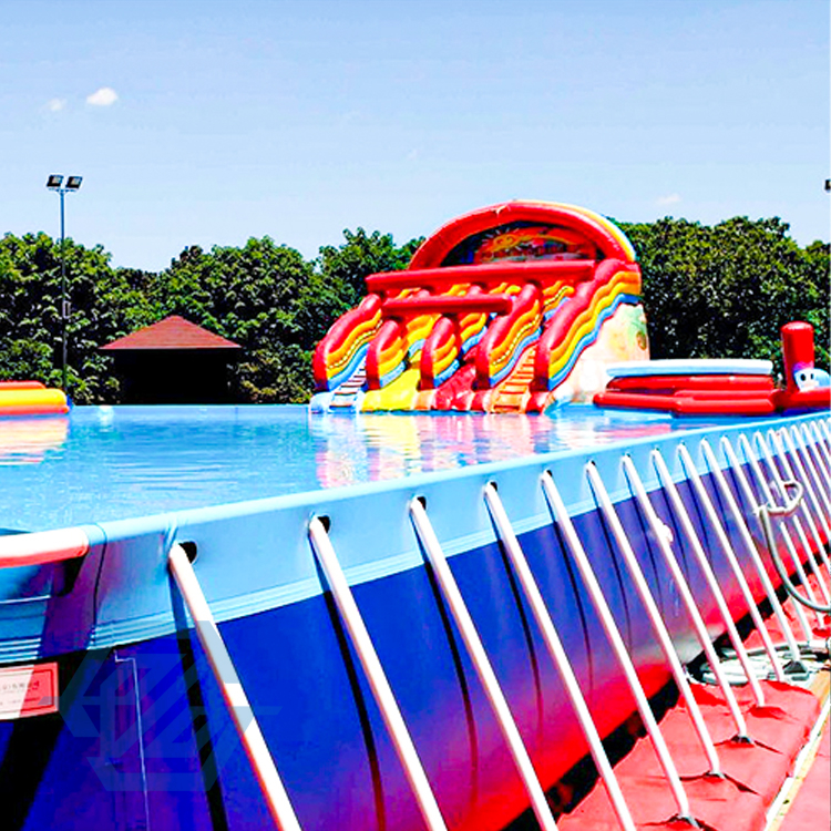 Verão ao ar livre acima do solo grande piscina com estrutura de metal com filtro e escada