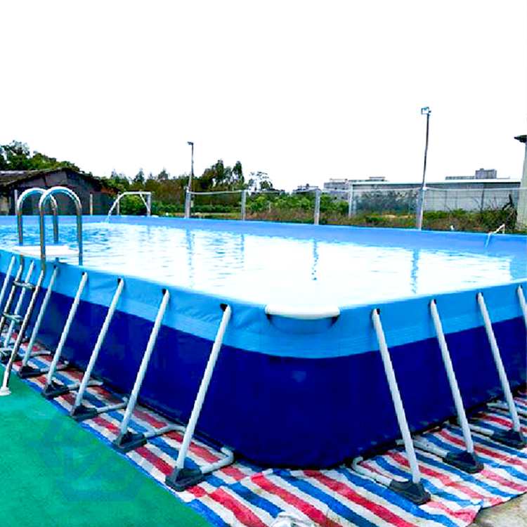 Verão ao ar livre acima do solo grande piscina com estrutura de metal com filtro e escada