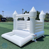 Castelo insuflável branco insuflável com piscina de bolinhas para eventos de casamento