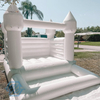 Castelo insuflável branco insuflável com piscina de bolinhas para eventos de casamento